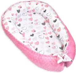 PIMKO Babynest 2seitig Minky Babynestchen Für Baby Kuschelnest Babykokon Für Säuglinge Und Neugeborene Babykissen Für Zuhause 55 X 90 Cm - ROSA Herzen