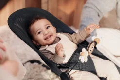 BabyBjörn BABYBJÖRN Babywippe Bliss Mesh Bundle Schwarz Mit Passendem Toys Naughty Eyes Schwarz/weiß Mit Schwarzem Rahmen -Babyprodukte Geschäft 4ae6c3c90d6005174ba0c26479386537