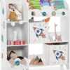 COSTWAY Freistehender Kinderzimmerschrank, 3-stöckiger Kinderzimmerregal, Spielzeug-Organizer Für Kleinkinder Mit 5 Fächern & 2 Aufbewahrungsboxen & 3 Regalen (Planetenrakete)