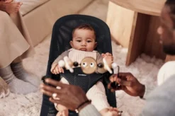 BabyBjörn BABYBJÖRN Babywippe Bliss Mesh Bundle Schwarz Mit Passendem Toys Naughty Eyes Schwarz/weiß Mit Schwarzem Rahmen -Babyprodukte Geschäft 92f67243d77f1faab04554e04e8e33d0