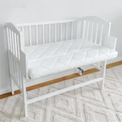 Babybett Beistellbett 90x40 Cm Mit Matratze, Umbaubar Zu 90x55 Cm, 9 Mal Verstellbare Liegehöhe, Auch Als Babywippe Nutzbar, Kiefer-Vollholz In Weiß