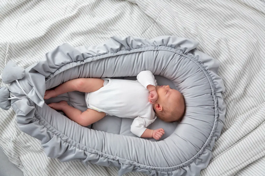 Babynestchen Velvet Kuschelnest Für Neugeborene 90x50 Cm - Baby Nestchen Bett Kokon Fleecestoff Grau 7 Babynestchen Velvet Kuschelnest Für Neugeborene 90x50 Cm - Baby Nestchen Bett Kokon Fleecestoff Grau – Bild 7