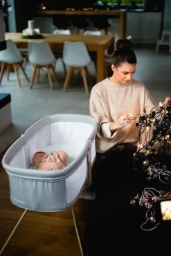 LIONELO Malin Evo Kinderbett, Babywiege, Reisebett Für Babys Mit Matratze, Kinderreisebett, Reisegitterbett, Von 0 Bis 9 Kg, Vordach, Moskitonetz, Klappbar, Schaukelsystem, Liegeverstellung, Schnelle Montage, Reisetasche, Leicht -Babyprodukte Geschäft b076652fbd9d65b4dbacff1a33b1fd90